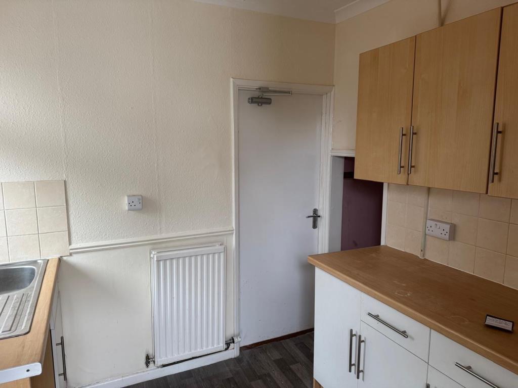 Lot: 143 - FIRST FLOOR FLAT FOR INVESTMENT - reverse angle of the kitchen